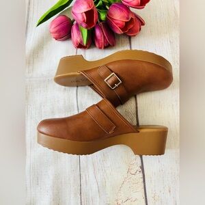 Me Too Women’s Dinkey Brown Faux Leather Buckle Accent Mule Clogs Shoes Sz 7 NEW